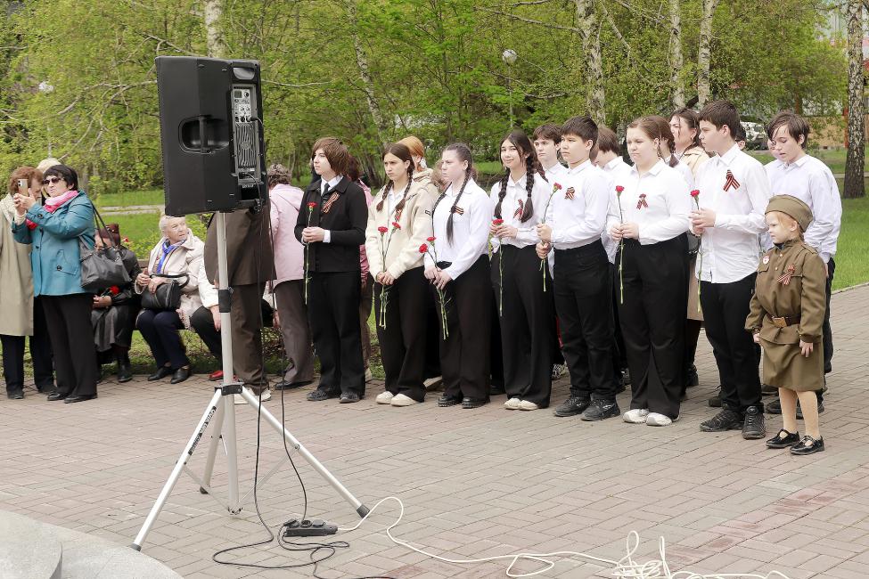 Минута молчания. Школьники