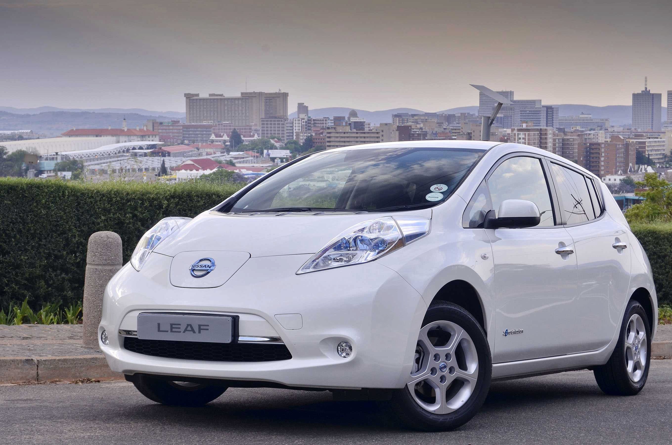 Можно ли считать электрокары. Nissan Leaf электромобиль. Ниссан лиф 2013. Nissan Leaf 2. Nissan Leaf 1.