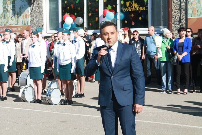 школа 11 благовещенск. мобу сош 4 им а я першина благовещенск рб. 1 сентября благовещенск школа 22. школьная линейка 5 класс. родители первоклассников.