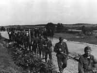 Немецкие солдаты-гренадеры во время маршброска. Витебская область, Белорусская 
