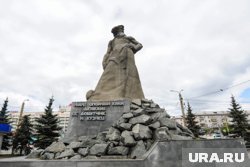 Бажовский великан встречает гостей на Привокзальной площади