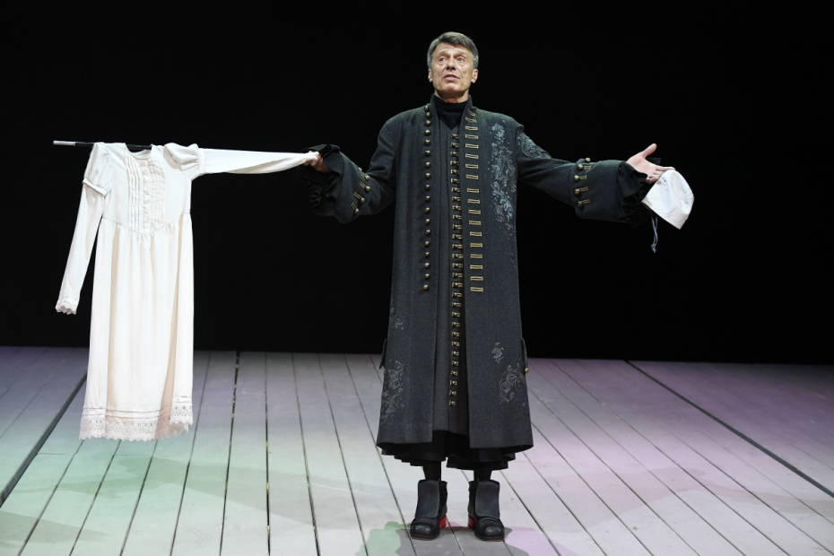 Анатолий Лобоцкий (Арнольф) в сцене из спектакля «Школа жен»