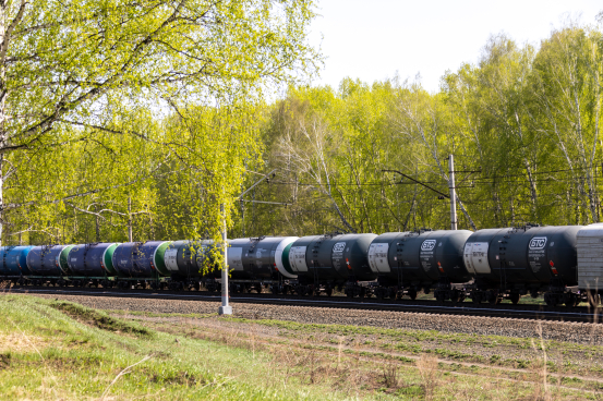 Ускоренный поезд из 76 цистерн с нефтепродуктами, отправленный со станции Комбинатская, прибыл за 6 дней на припортовую станцию Вышестеблиевская СКЖД | Грузовые перевозки