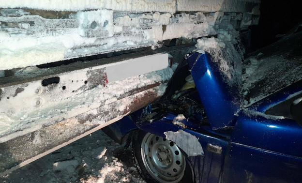 В Мурашинском районе водитель на «десятке» врезался в припаркованный грузовик