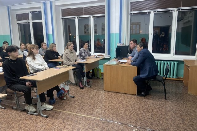 Партийцы провели встречу с родителями в школе №60 города Оренбурга.