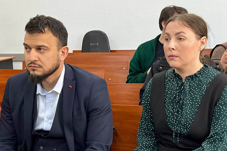 Адвокат Артур Акмаев и его подзащитная Марина Вотякова