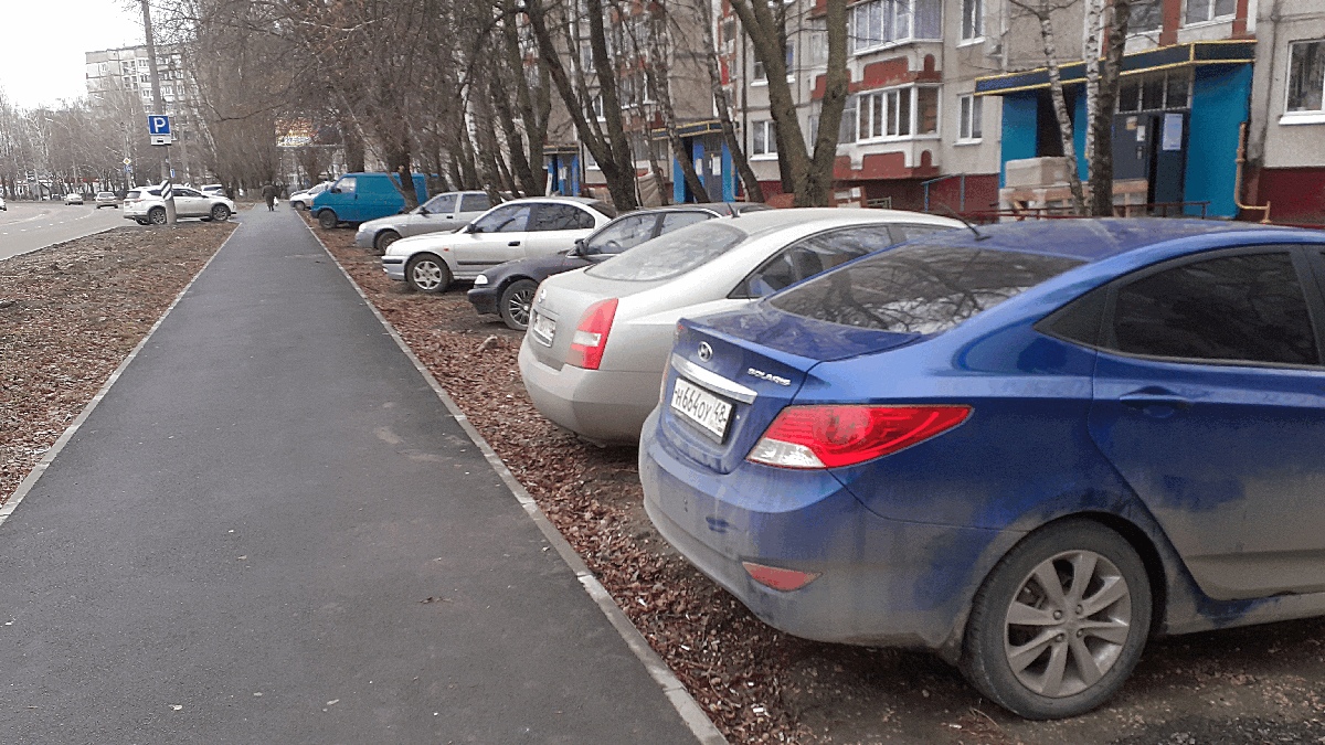 Паркуется на газоне