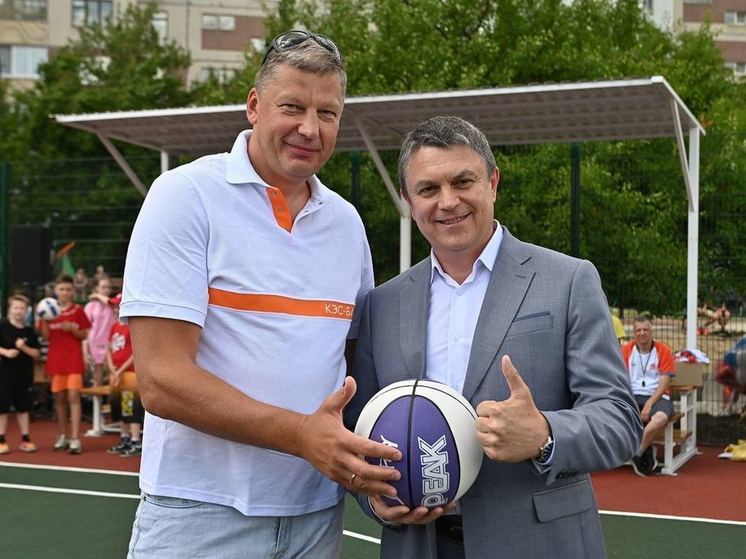 Генменеджер «Пари НН» посетил открытие спортивной площадки в Луганске