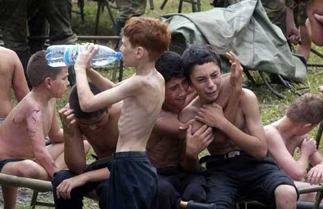 Фото Теракт во время школьной линейки: 10 горьких фотографий трагедии в Беслане, которую мы не забудем 5