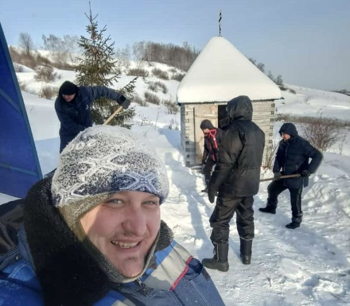 В Кощаково добровольцы расчистили дорожку к купели и поклонному кресту