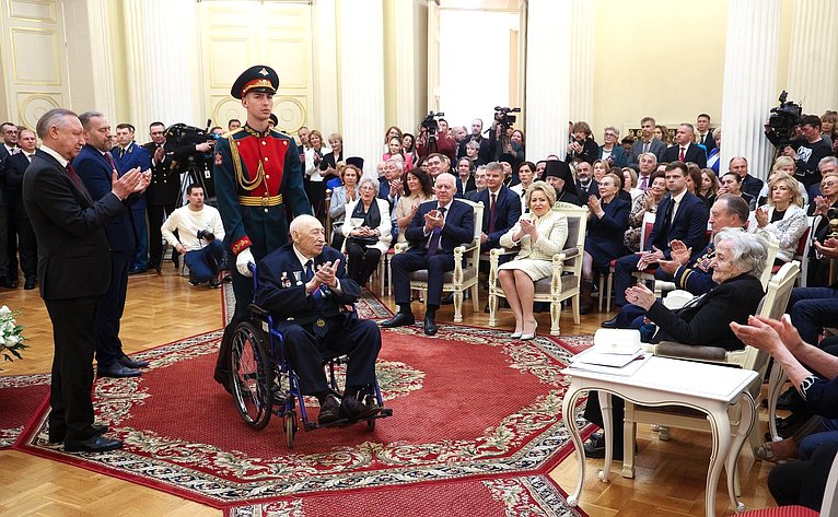 Валентина Матвиенко приняла участие в церемонии вручения знаков отличия «Почетный гражданин Санкт-Петербурга» в Мариинском дворце, посвященных Дню Санкт-Петербурга