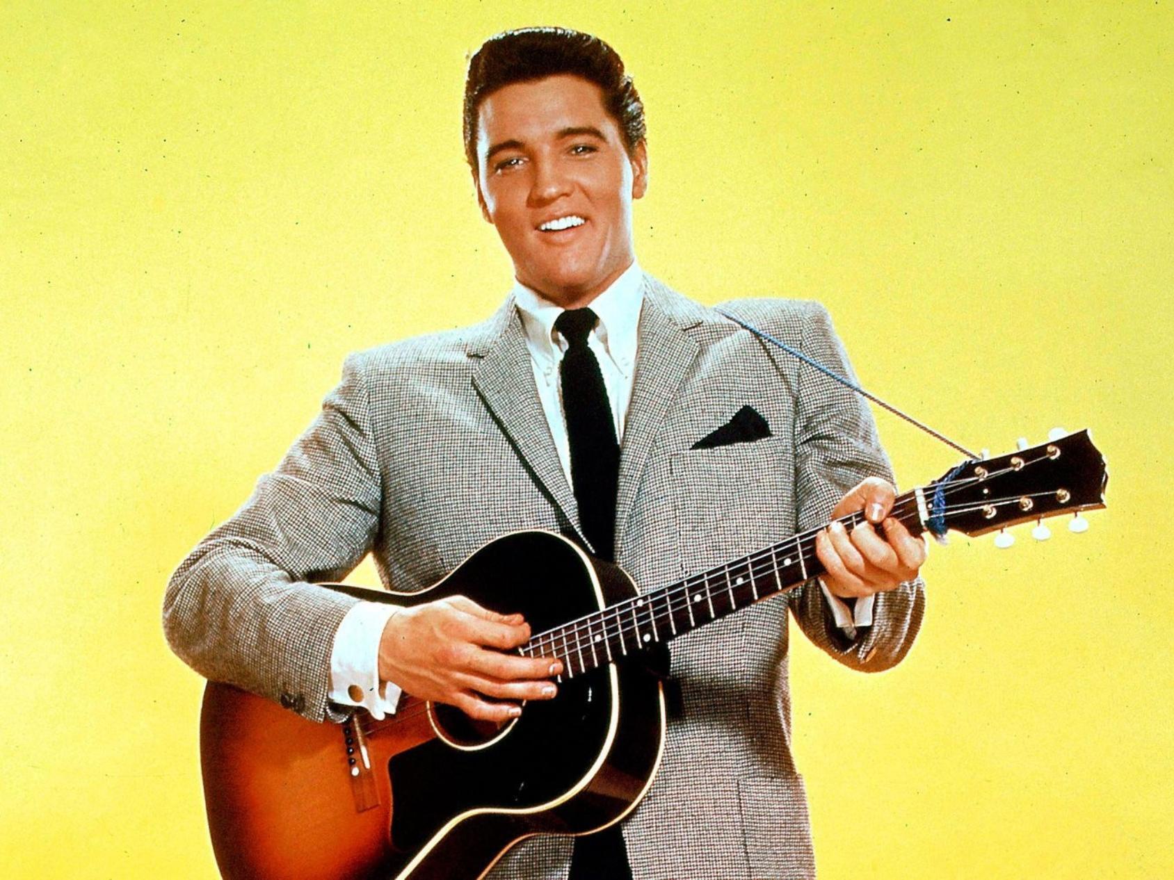 Элвис пресли. Элвис пресли. Элвис пресли фото. Elveys presli. Помпадур стрижка элвис пресли.