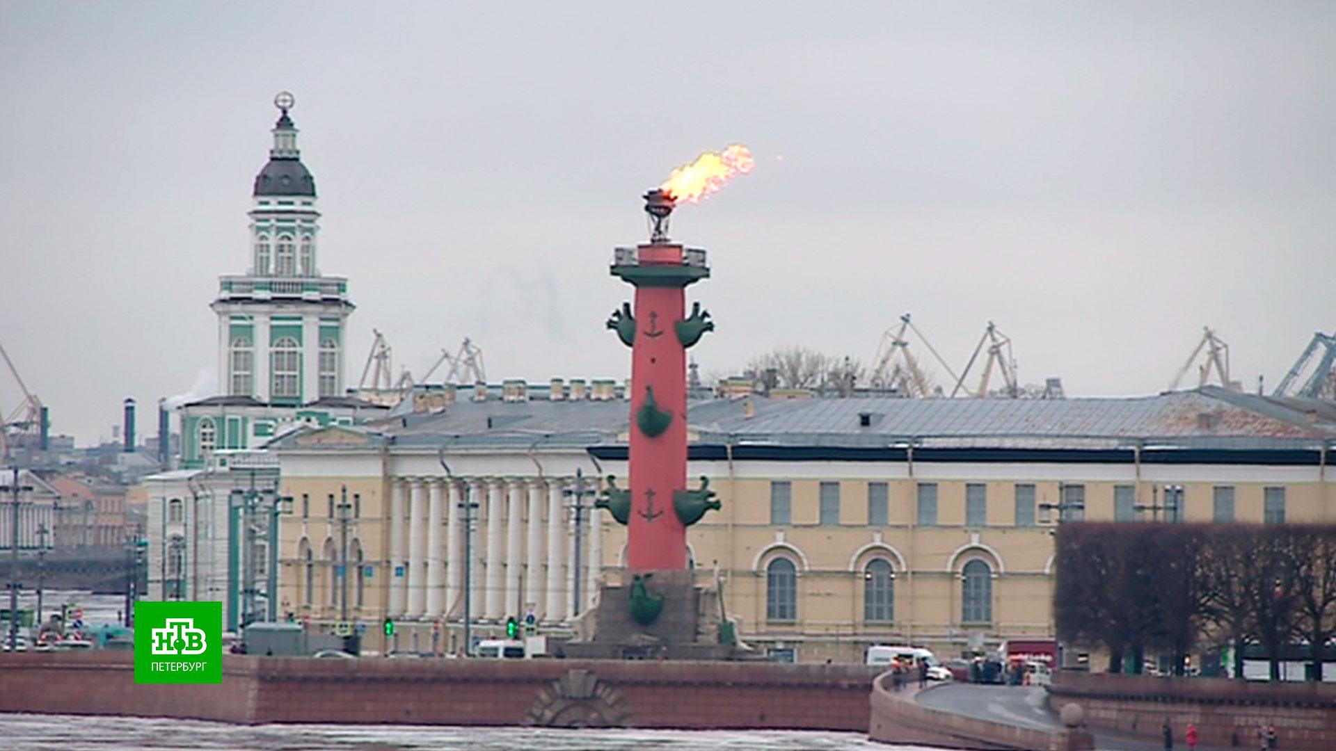 остроумова-лебедева гравюры. ростральные колонны в блокаду. блокада ленинграда ростральная колонна 1945. ростральные колонны днепр. ростральные колонны посейдон.