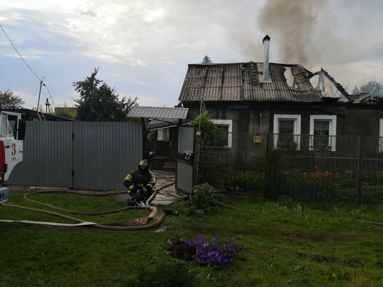 Пожар в пролетарском. Горит частный дом. Сгоревший дом. Пожар в частном доме. Пожар в Туле 2022.