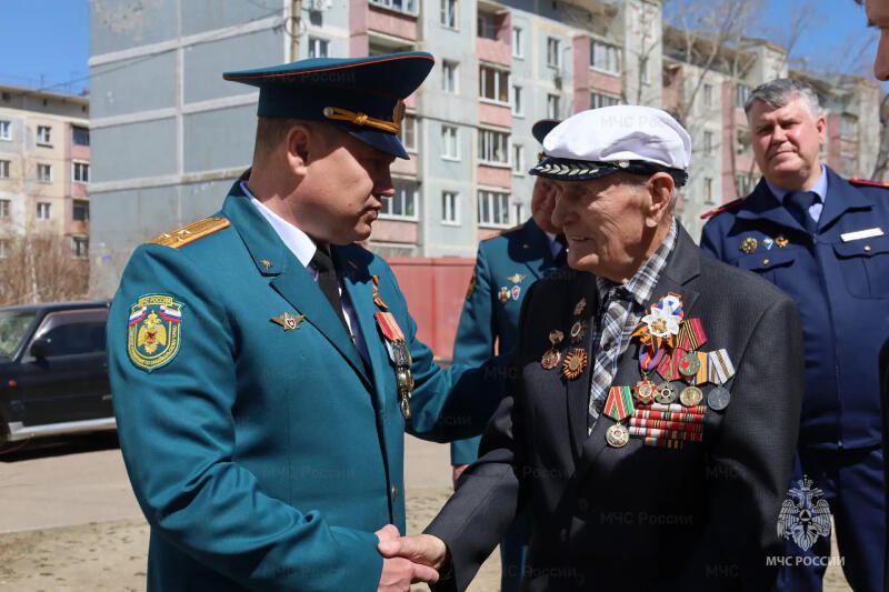 Сотрудники МЧС Забайкалья поздравили с Днём Победы столетнего ветерана Великой Отечественной войны