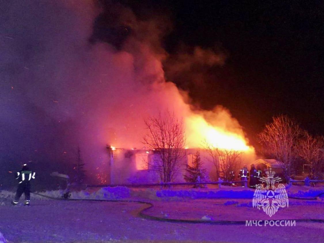 12. дом горит. крупный пожар. начало пожара. мексика пожар нефтехранилище.