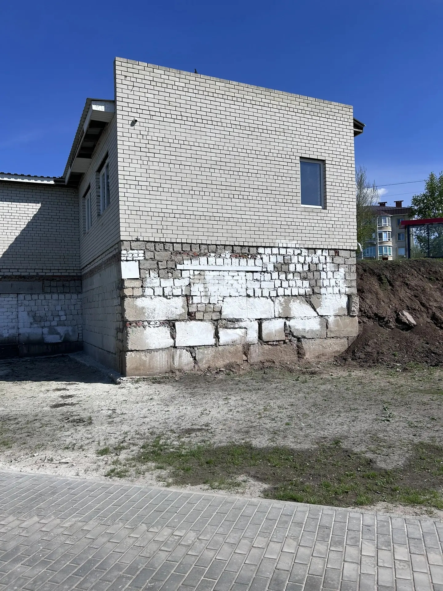 Собственник здания на Набережной Леонова привел фасад в соответствии с правилами благоустройства 