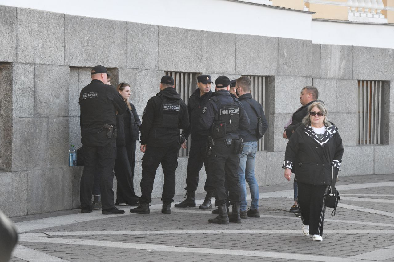 Сегодня в санкт петербурге много полиции. Полицейский спб. Российский полицейский. Сегодня в санкт петербурге много полиции. Почему много полиции сегодня.