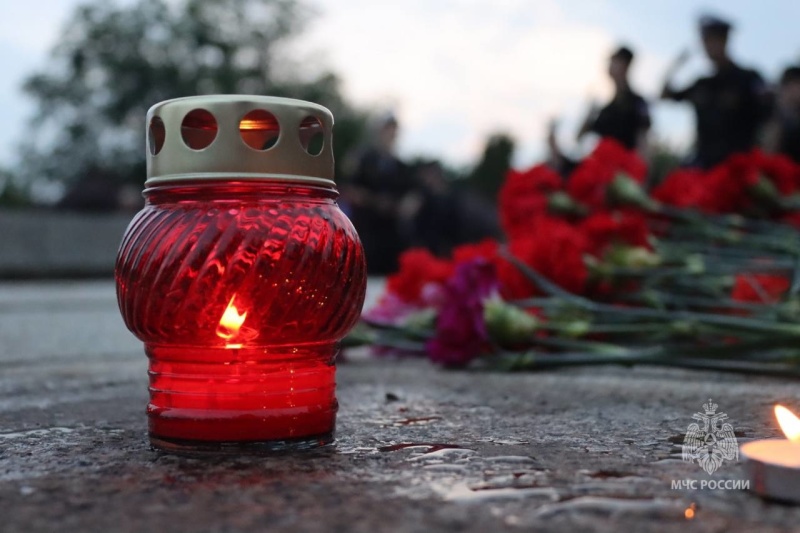 Сотрудники МЧС России и кадеты почтили память павших в Великой Отечественной войне