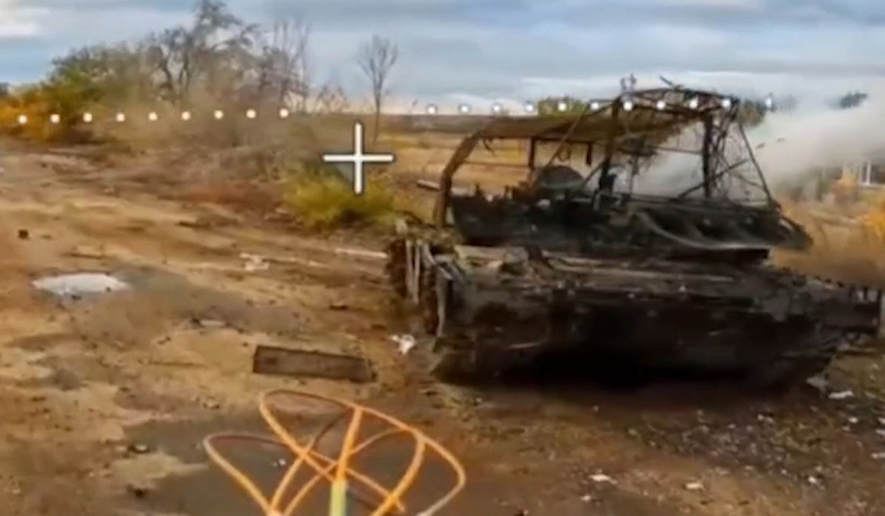 Операторы FPV-дронов 58-й общевойсковой армии группировки войск «Днепр» уничтожили танк ВСУ в Запорожской области.