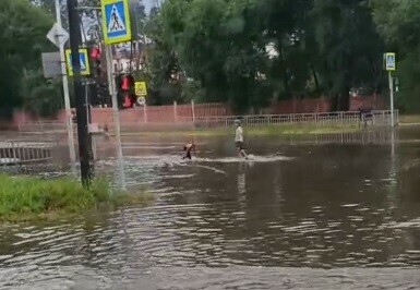 На дороге в центре Благовещенска образовалось озеро которое облюбовали дети видео