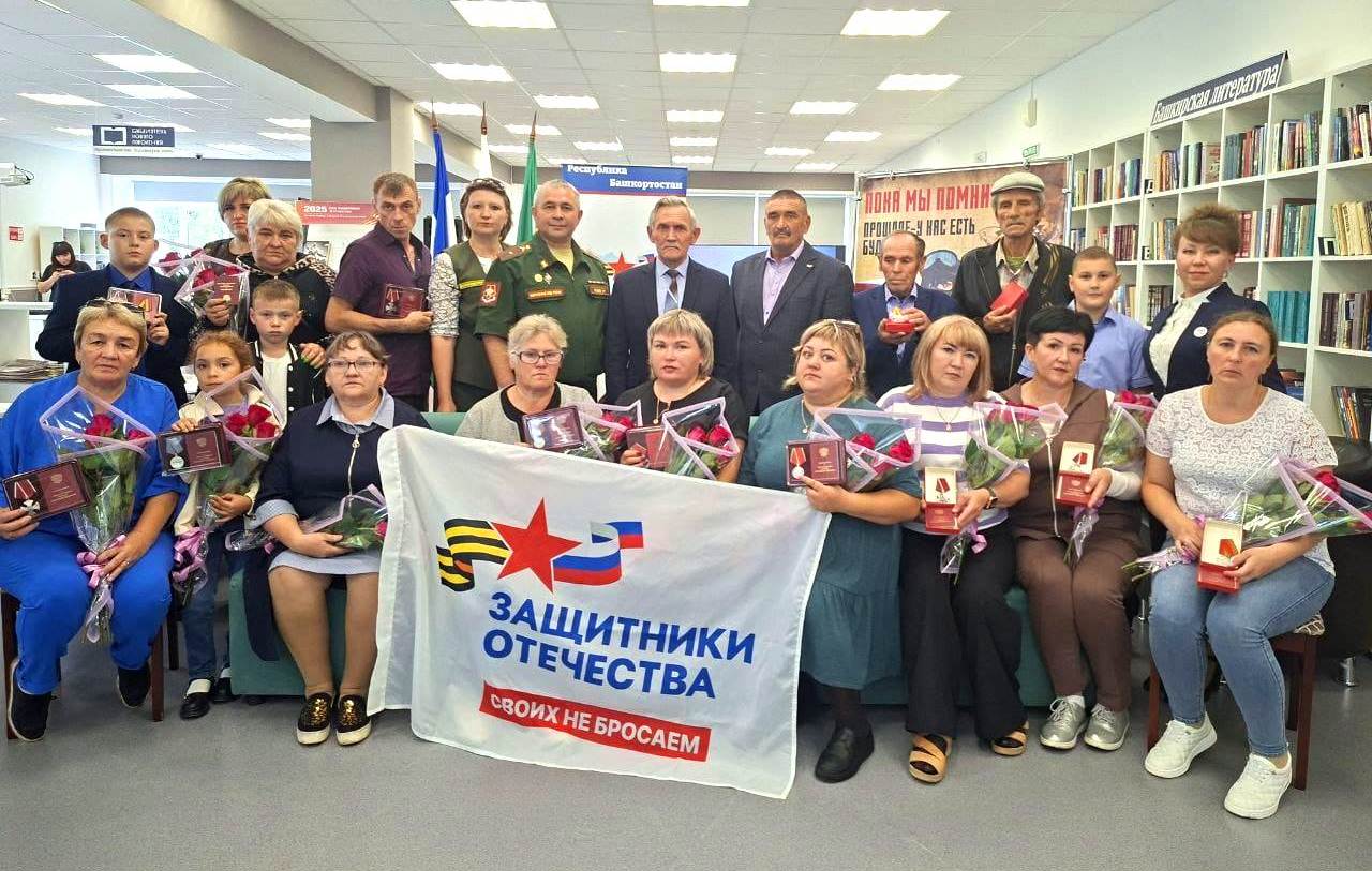 В Благоварском районе вручили награды семьям бойцов, погибших на СВО , фото 2