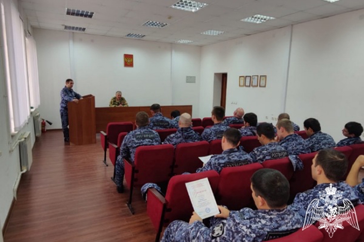 В Карачаево-Черкесии ветераны Росгвардии поздравили сотрудников вневедомственной охраны с профессиональным праздником