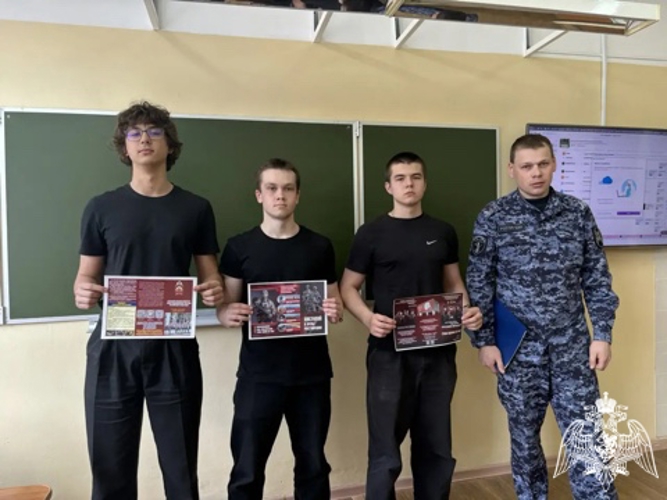 В рамках празднования юбилея Росгвардии представитель Росгвардии рассказал старшеклассникам о вузах войск правопорядка