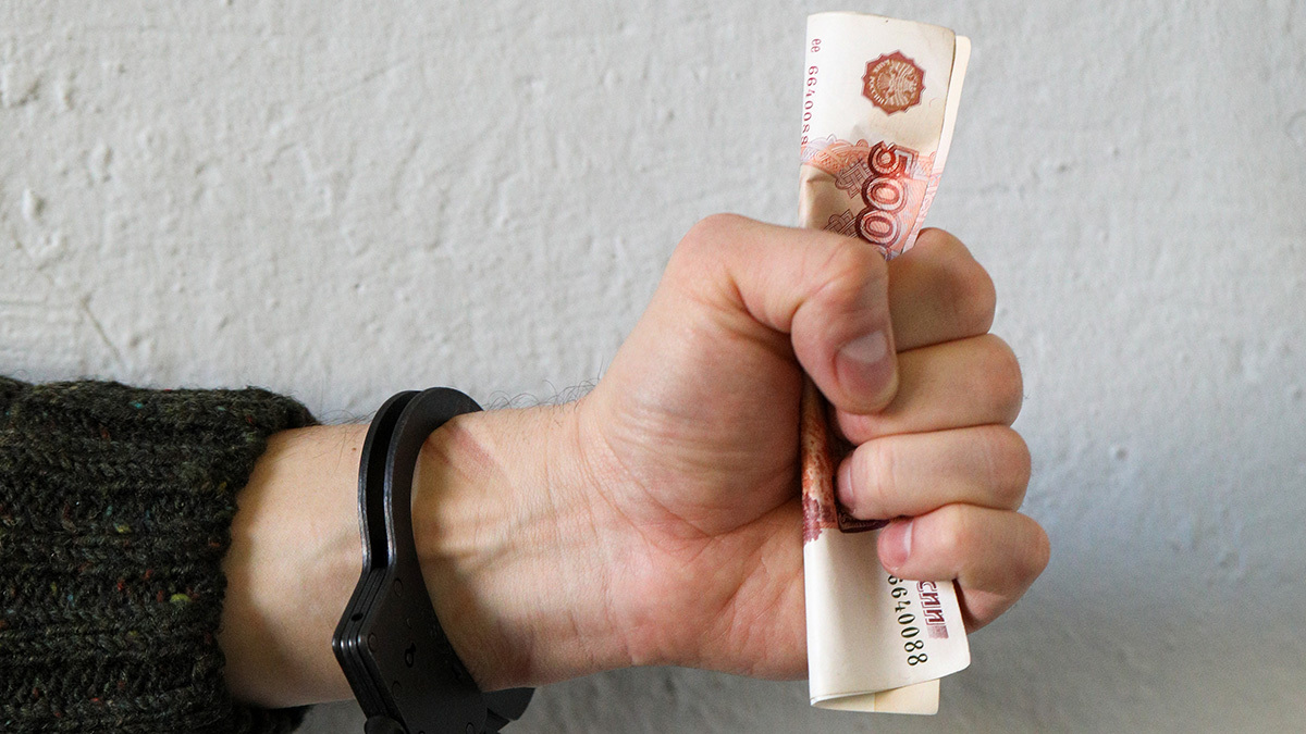 взятка 2023. руки в наручниках с деньгами. мелкое взяточничество. взятка 2023. взятка 2023.