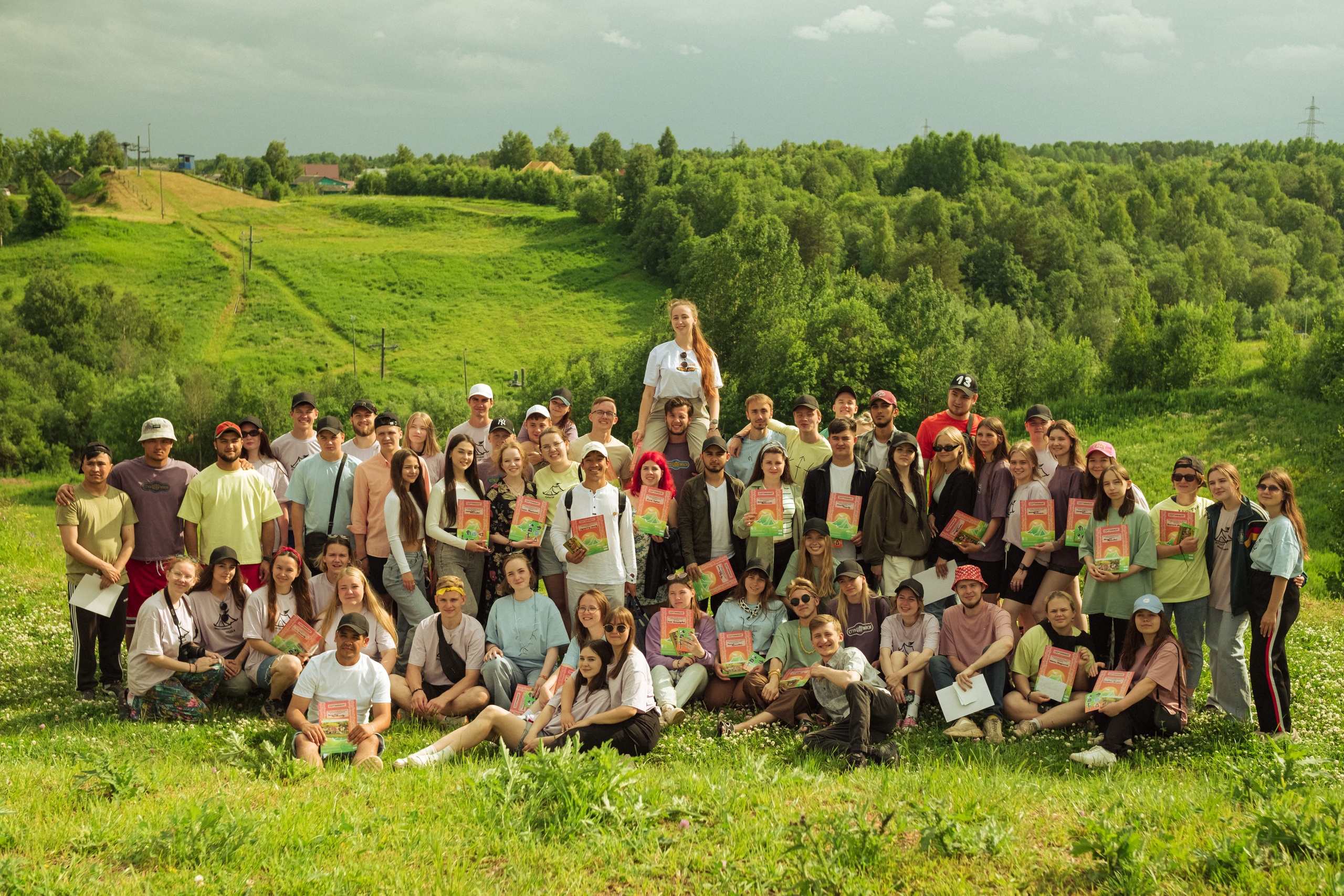 Веселый человек. Силуэт семьи из 5 человек. Аватар для группы друзей. Четверо на закате. День четырех капелланов.