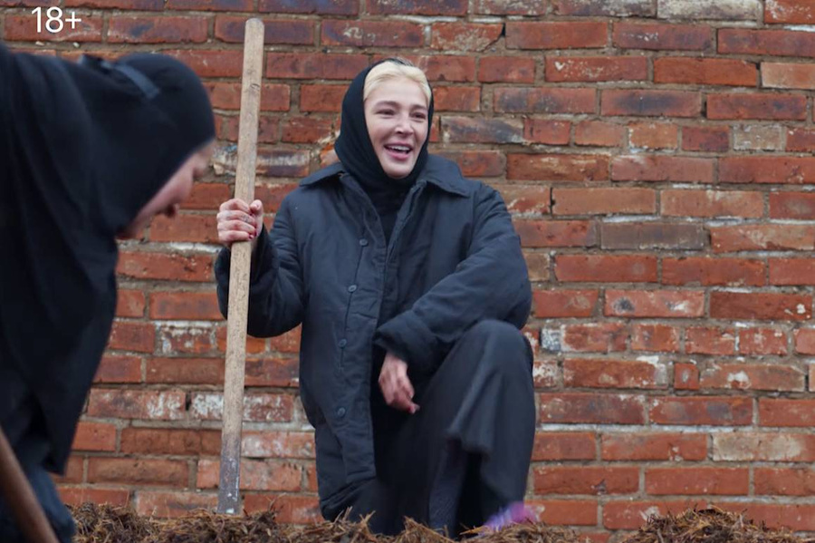 священник спасает