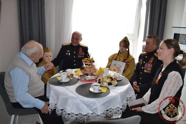 Новгородские росгвардейцы навестили 100-летнего ветерана Великой Отечественной войны