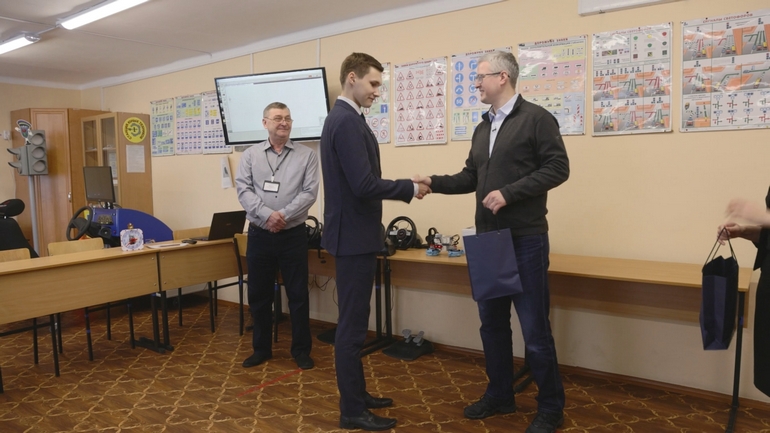 Глава Камчатки наградил юных победителей «Робото-соревнований»