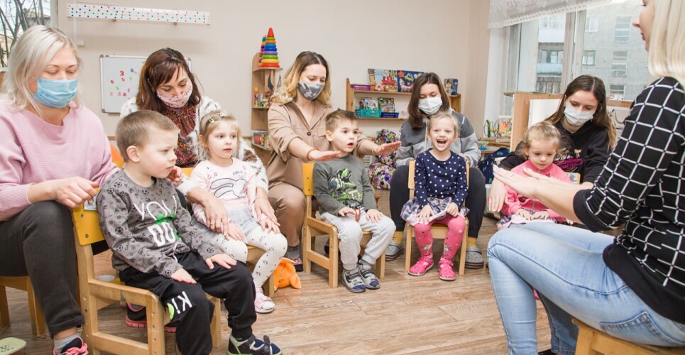 Новгородская федерация Профсоюзов поздравила воспитателей и нянечек детсадов с профессиональным праздником