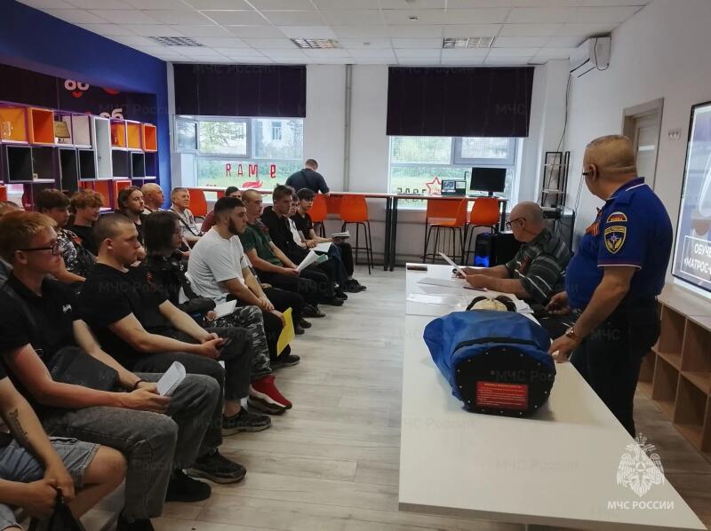 Матросы-спасатели проходят обучение оказанию помощи на воде в преддверии купального сезона