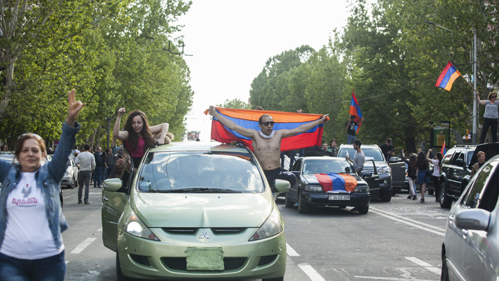 Армяне взбунтовались против Пашиняна: дороги перекрыты, начались задержания