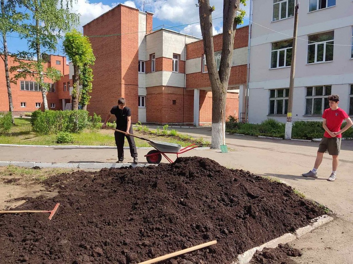 ШКОЛЬНИКИ В ТРУДОВЫХ ОТРЯДАХ ЗАБОТЯТСЯ О КРАСОТЕ И ЧИСТОТЕ ИНТЕРДОМА