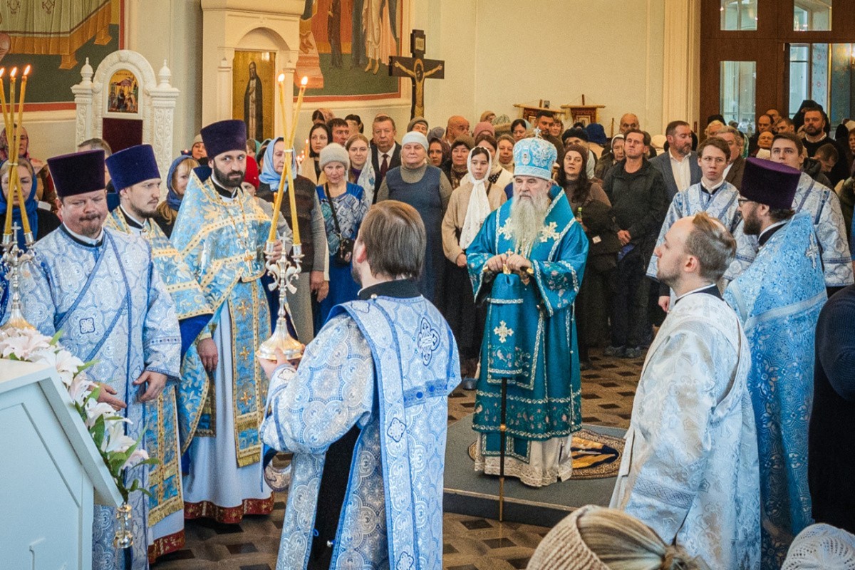 Митрополит Санкт-Петербургский Варсонофий совершил Литургию во Введенском храме Владимирской школы Новодевичьего монастыря