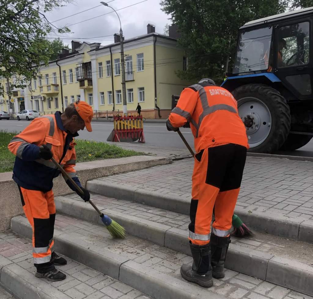В Курске 72 рабочих и 68 спецмашин убирают городские улицы
