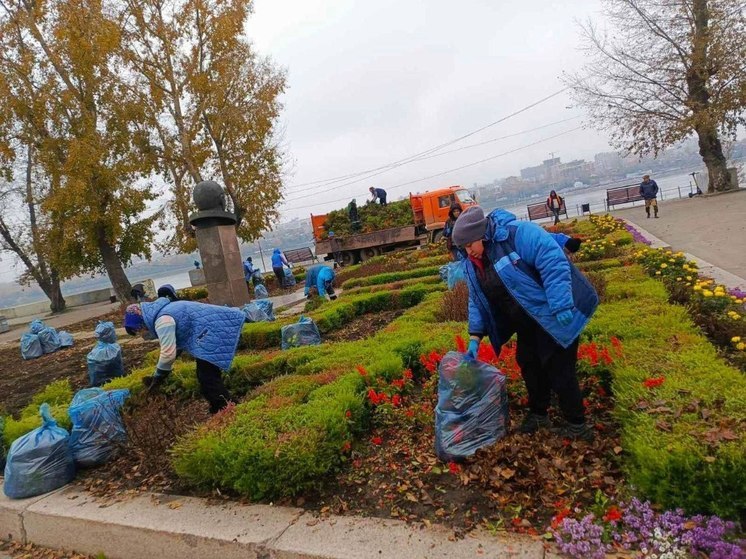  В Иркутске завершается подготовка городских клумб к зиме