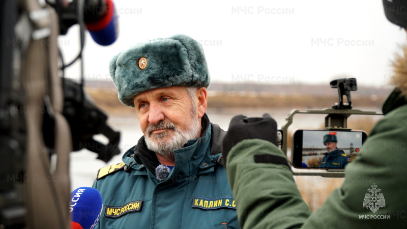 Сотрудники МЧС России напоминают об опасности осеннего льда