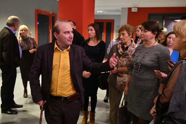 «Если скажут, что ты входишь в десятку, это место становится очень заманчивым. К нам начнут проситься режиссеры и поставить спектакль в „Мастеровых“ — это будет круто. Это большое желание»