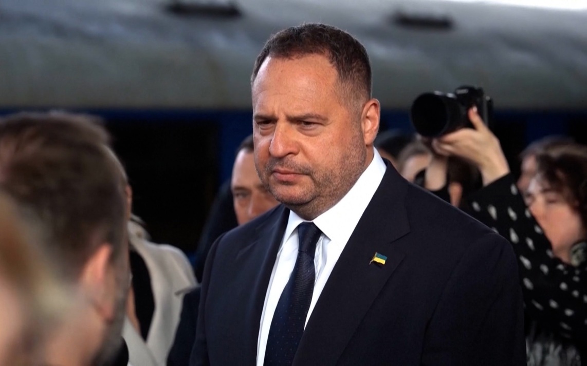 Ермака после заседания суда закидали яйцами
