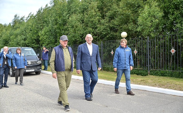 Юрий Воробьев принял участие в мероприятиях каникулярной профориентационной школы «За безопасность!», прошедших в рамках XI Форума регионов Беларуси и России на базе арктического спасательного учебно-научного центра «Вытегра»