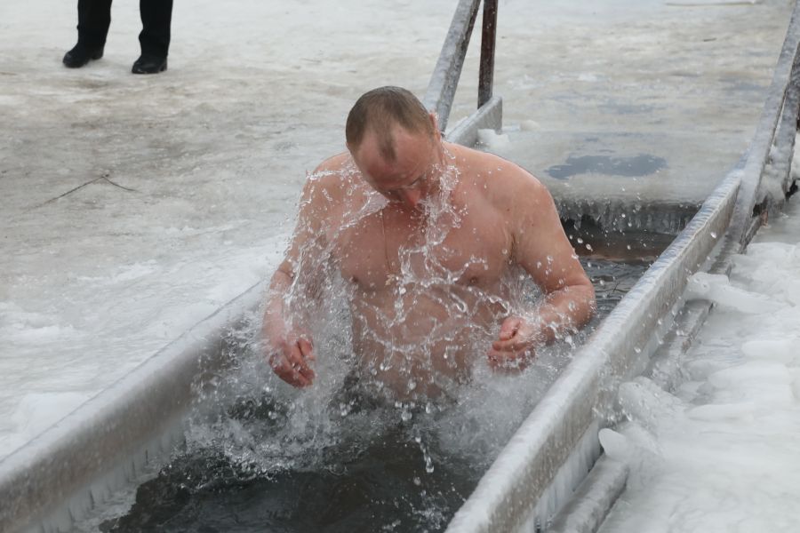 где купели в красноярске. купание в проруби на крещение 2023. крещенские купели в абакане 2023. прорубь в красноярске 2023г. крещенские купания красноярск.