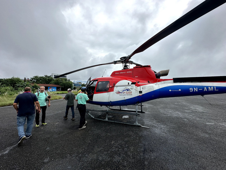 После укомплектования вертолета необходимым для эвакуациии оборудованием и улучшением погодных условий, спасатели смогут отправиться на эвакуацию тела Оленовой