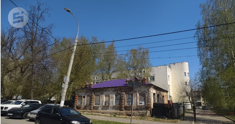 «Арестный дом» на улице Свободы в Ижевске обзавёлся новой цветной крышей