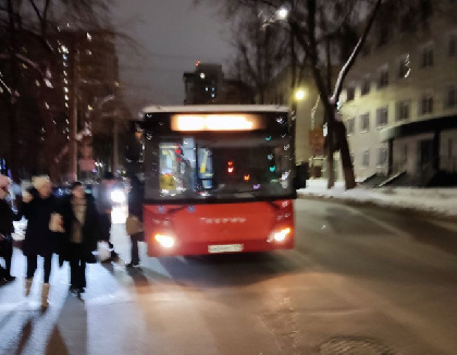 В Перми во время движения сломался автобус