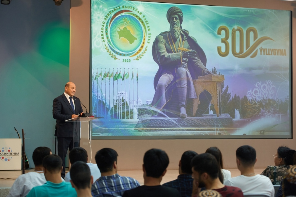 Поэт махтумкули биография. Махтумкули туркменский поэт. Махтумкули фраги портрет. Махтумкули презентация. Махтумкули фраги биография.