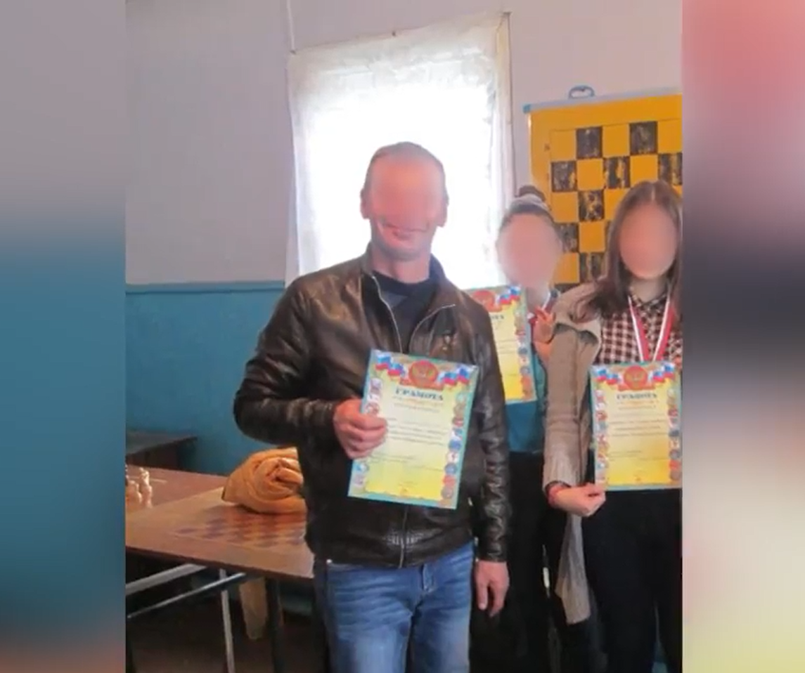 Учитель физкультуры побит. Пристают в школе. Учителя физкультуры обвинили в домогательстве. Учитель по физре из 79 школы. Учителя физкультуры обвинили в домогательстве.